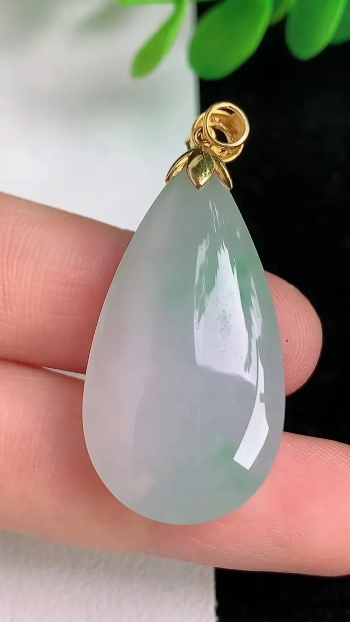 天然A货翡翠福瓜吊坠，尺寸34.3-17.4-10.2，重量:10.08g
6月6日