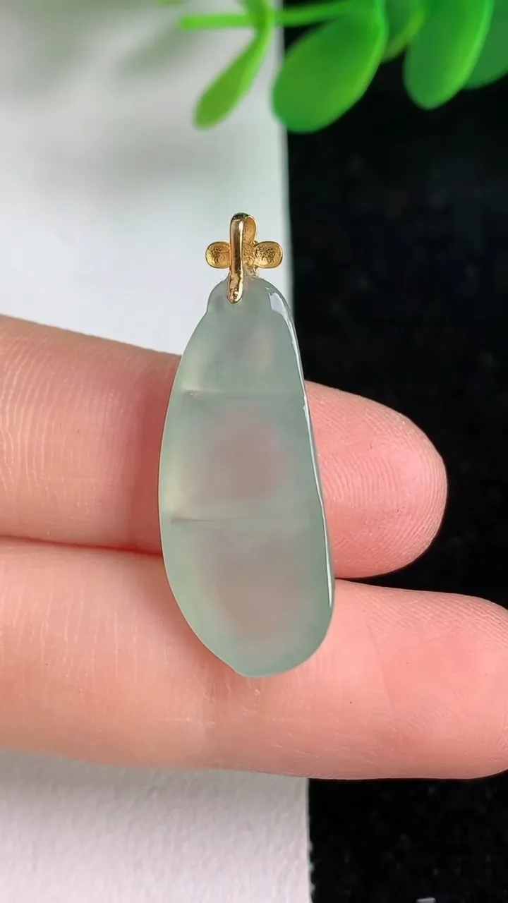 天然A货翡翠种福豆吊坠，尺寸26.7-11-5.7，重量:3.01g
6月6日