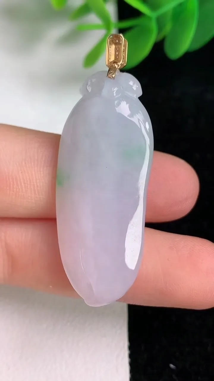 天然A货翡翠福瓜吊坠，尺寸40-16.6-8.6，重量:10.45g
6月6日