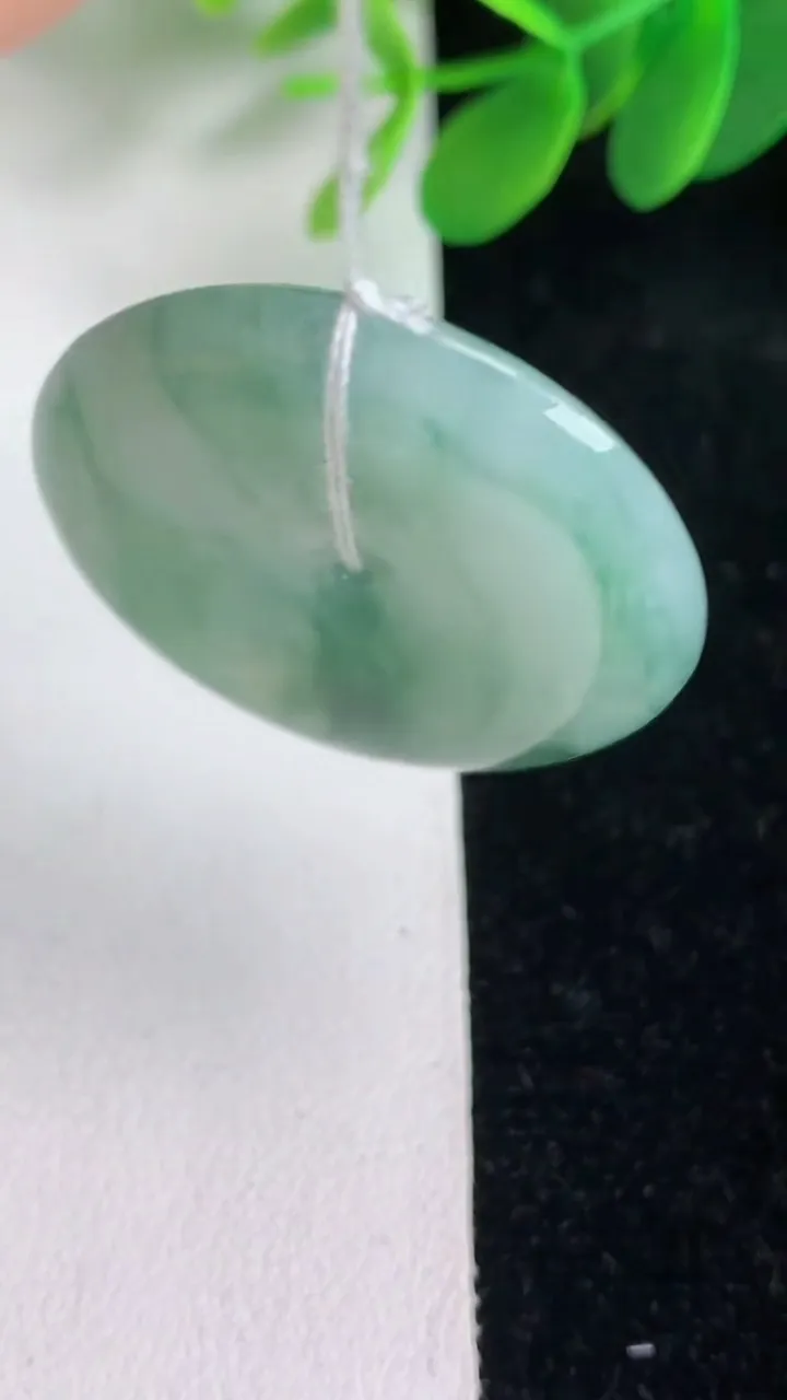天然A货翡翠飘花平安扣吊坠，尺寸32.8-5.7，重量:13.35g
6月6日