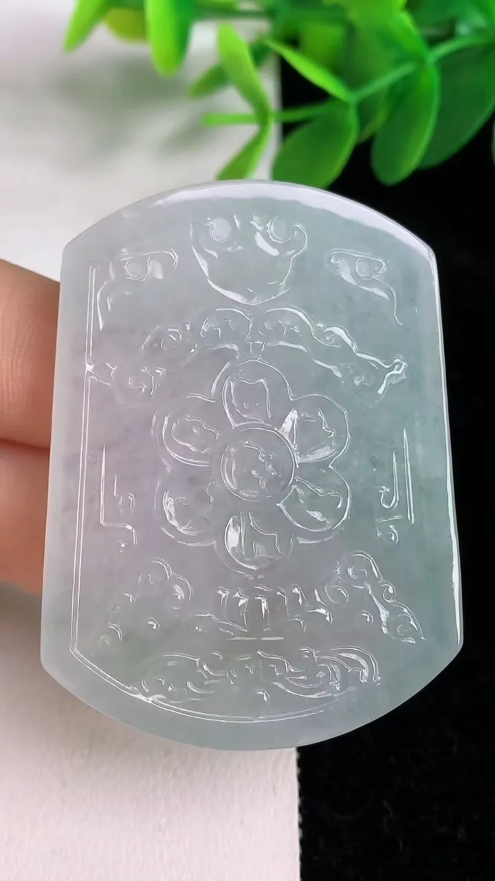 天然A货翡翠龙牌吊坠，尺寸52-38.4-4.4，重量:24.20g
6月6日