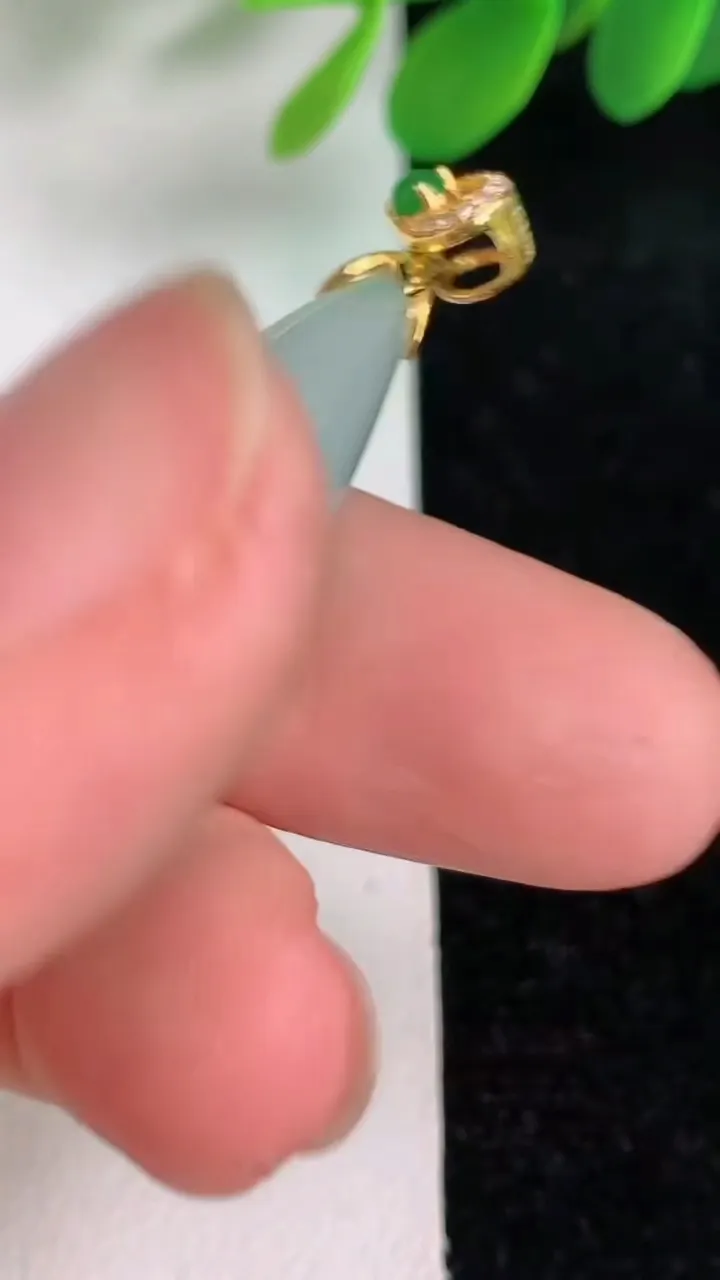天然A货翡翠福瓜吊坠，尺寸34.3-17.4-10.2，重量:10.08g
6月6日