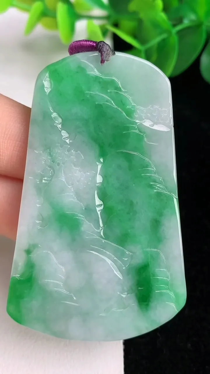 天然A货翡翠山水牌吊坠，尺寸60.8-38.2-5，重量:24.88g
6月6日