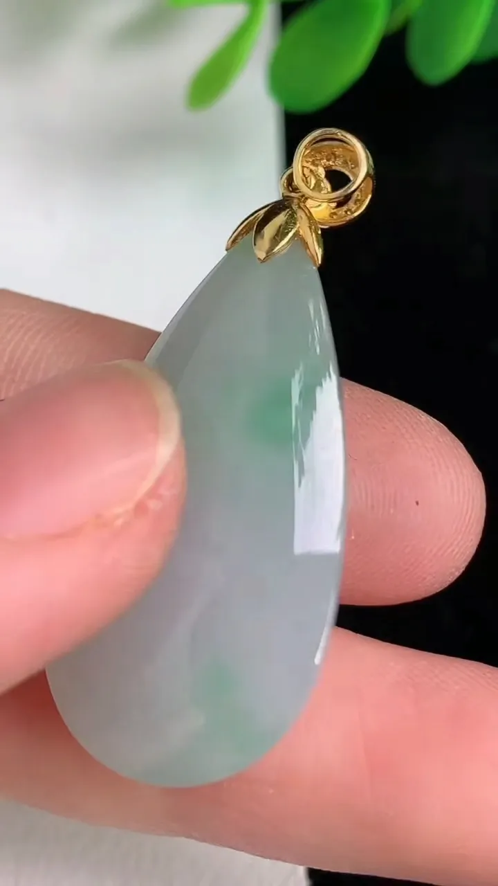 天然A货翡翠福瓜吊坠，尺寸34.3-17.4-10.2，重量:10.08g
6月6日