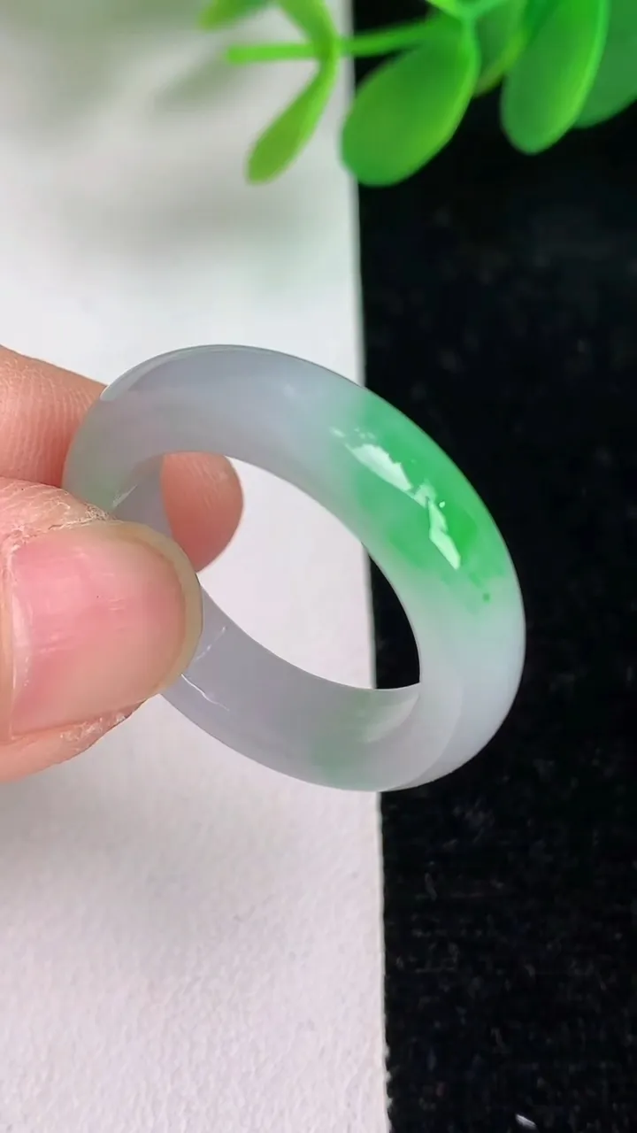 天然A货翡翠戒指指环，尺寸21-6.3-3.7，重量:6.12g2025年6月6日
工厂直销收藏佳品