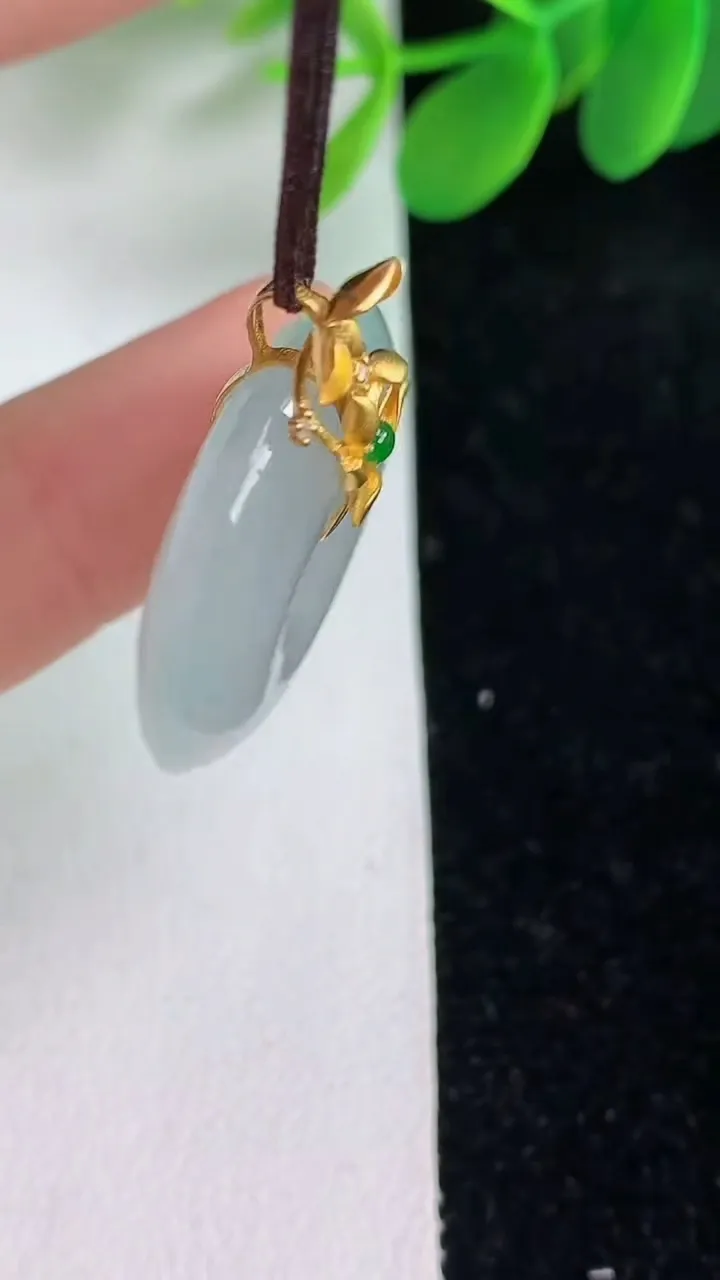 天然A货翡翠18k金飘花平安扣吊坠，尺寸25-6.4，重量:8.24g
6月6日
