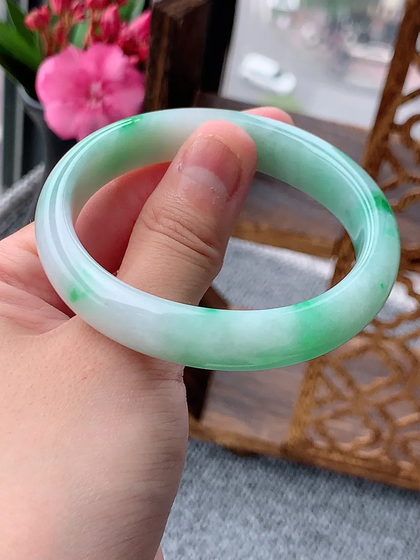 天然A货翡翠飘绿贵妃手镯55-56圈口 尺寸55×48×11.5×6.8mm 重量45.22g 0604