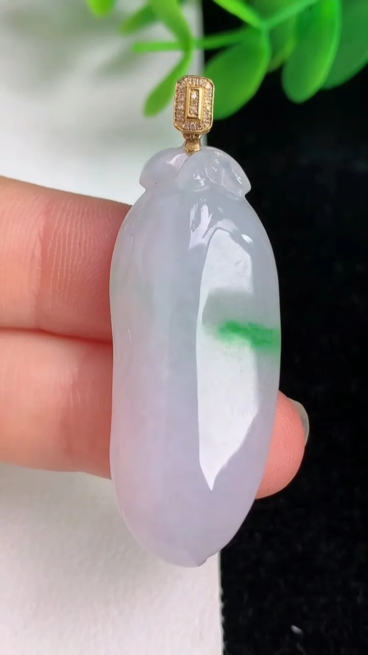 天然A货翡翠福瓜吊坠，尺寸40-16.6-8.6，重量:10.45g
6月6日