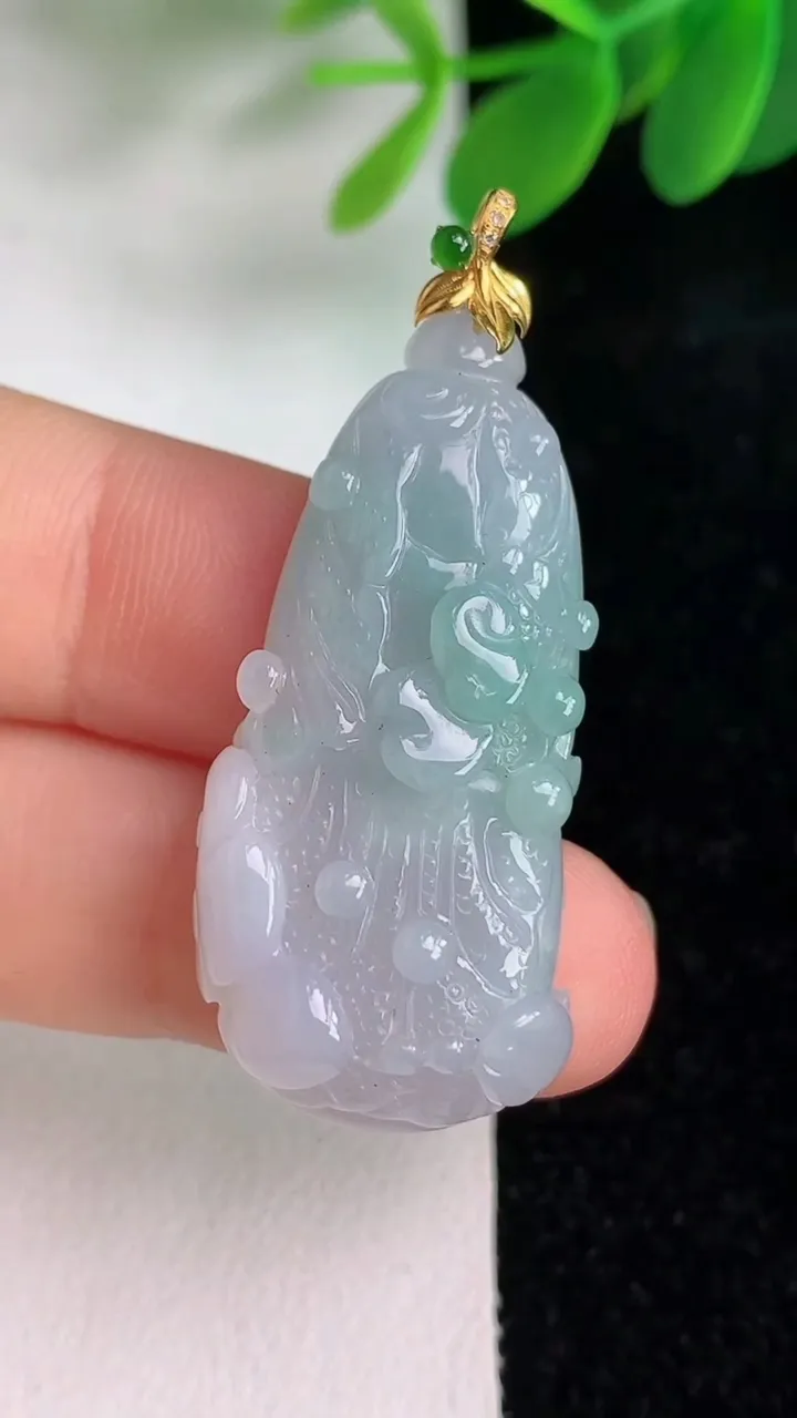 天然A货翡翠白菜吊坠，尺寸37.8-16.7-6.5，重量:8.98g
6月6日