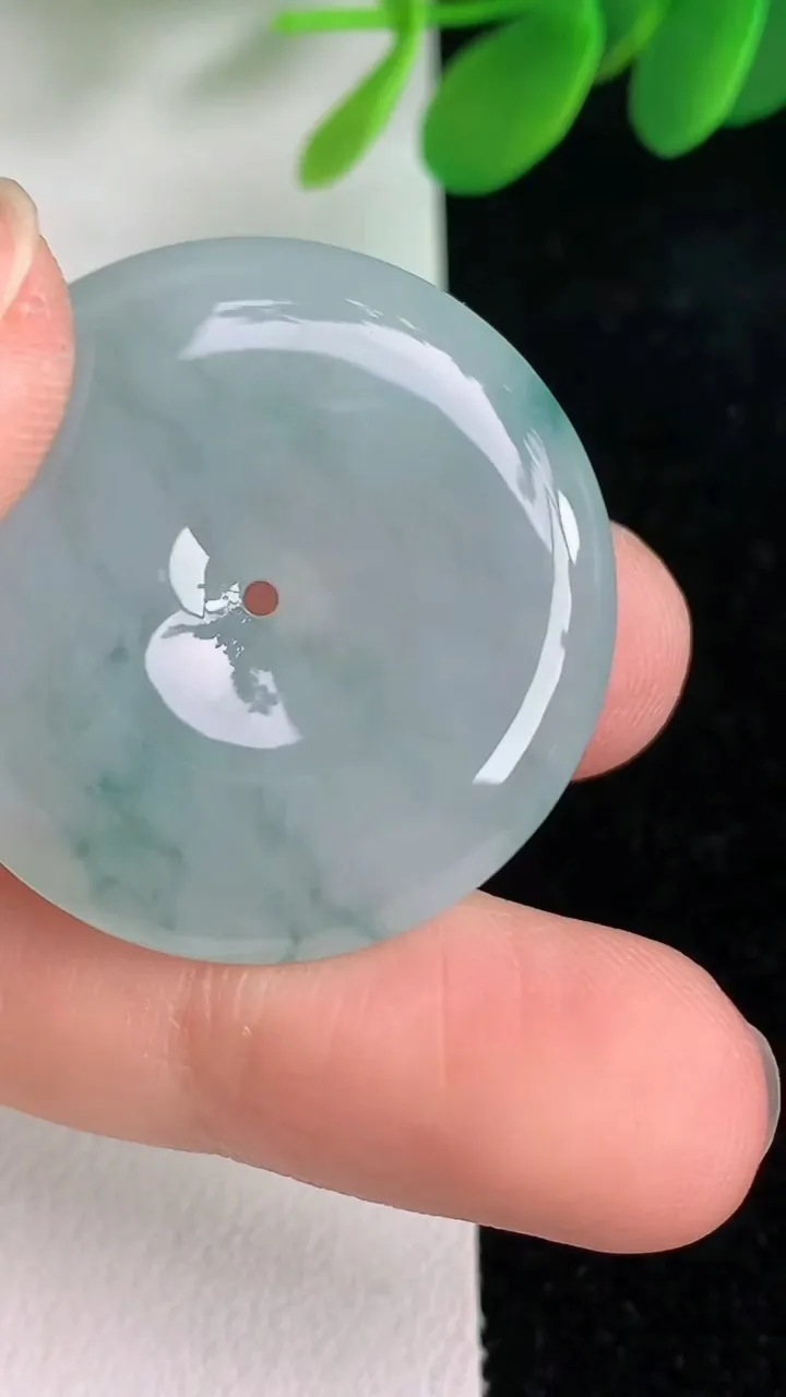 天然A货翡翠飘花平安扣吊坠，尺寸30.8-5.7，重量:11.39g
6月6日