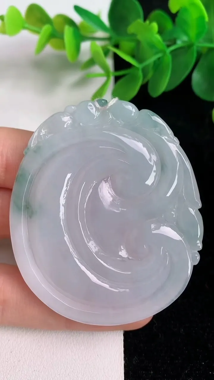 天然A货翡翠飘花如意吊坠，尺寸59.8-48.4-6.4，重量:35.38g
6月6日