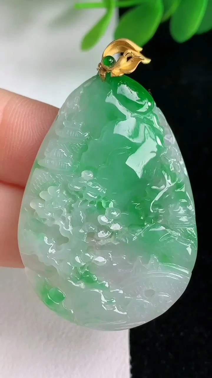 天然A货翡翠山水牌吊坠，尺寸28-29-4.7，重量:10.79g
6月6日