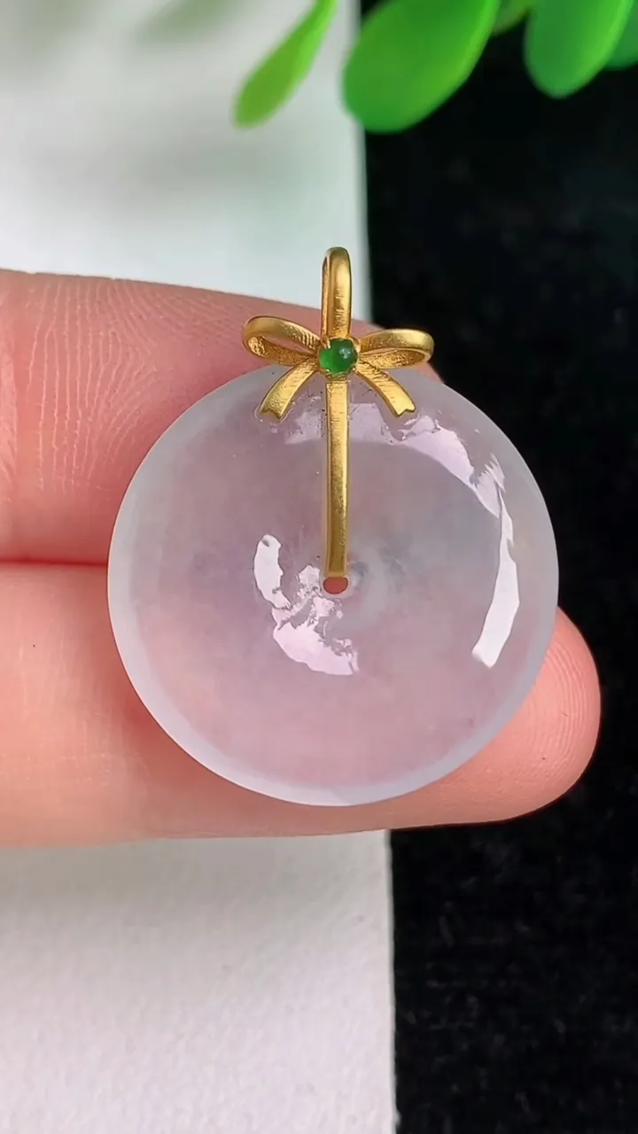 天然A货翡翠k金飘花平安扣吊坠，尺寸22-4，重量:4.32g
6月6日