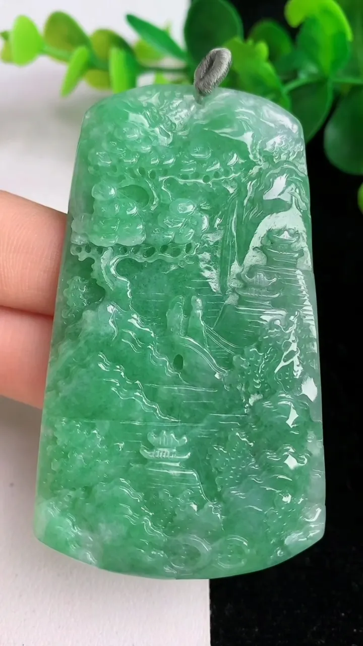 天然A货翡翠山水牌吊坠，尺寸69.5-40.4-5，重量:30.57g
6月6日
