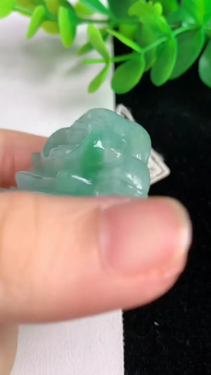 天然A货翡翠佛公吊坠，尺寸39.4-39.6-11.8，重量:45.14g
6月6日