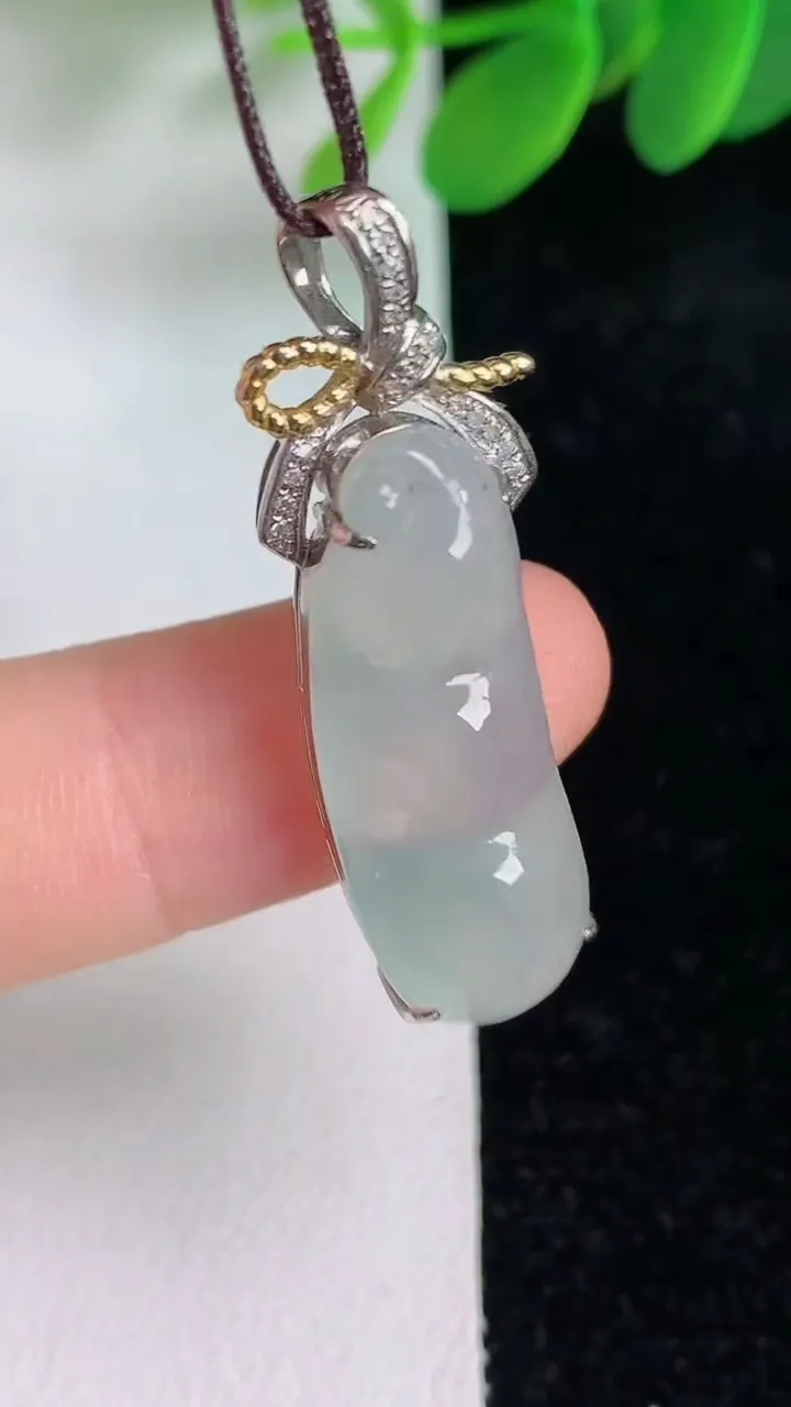 天然A货翡翠k金飘花福豆吊坠，尺寸27-10-6.7，重量:3.96g
6月6日