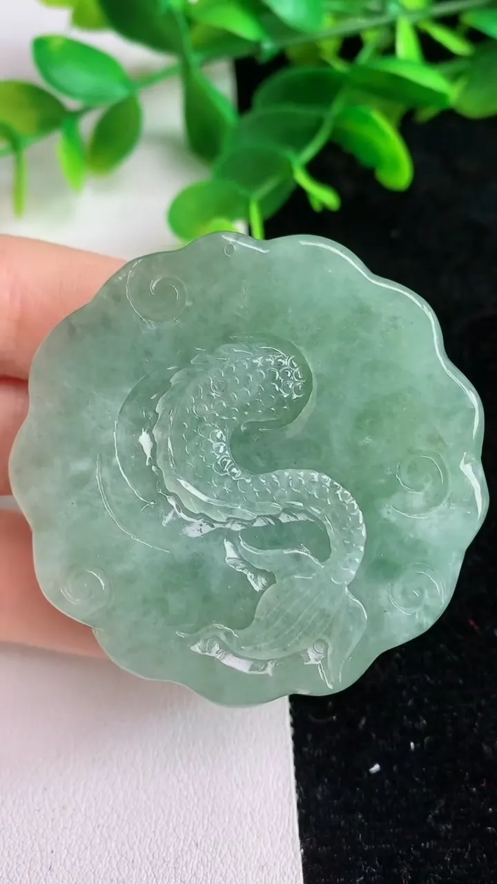 天然A货翡翠龙牌吊坠，尺寸50.4-52.4-10，重量:52.30g
6月6日