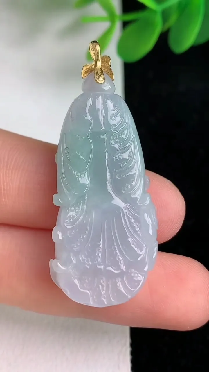 天然A货翡翠白菜吊坠，尺寸37.8-16.7-6.5，重量:8.98g
6月6日