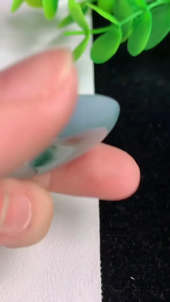 天然A货翡翠飘花平安扣吊坠，尺寸35.6-6.7，重量:17.10g
6月6日