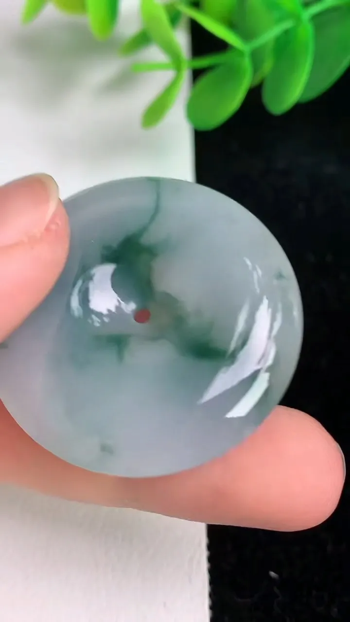 天然A货翡翠飘花平安扣吊坠，尺寸35.6-6.7，重量:17.10g
6月6日