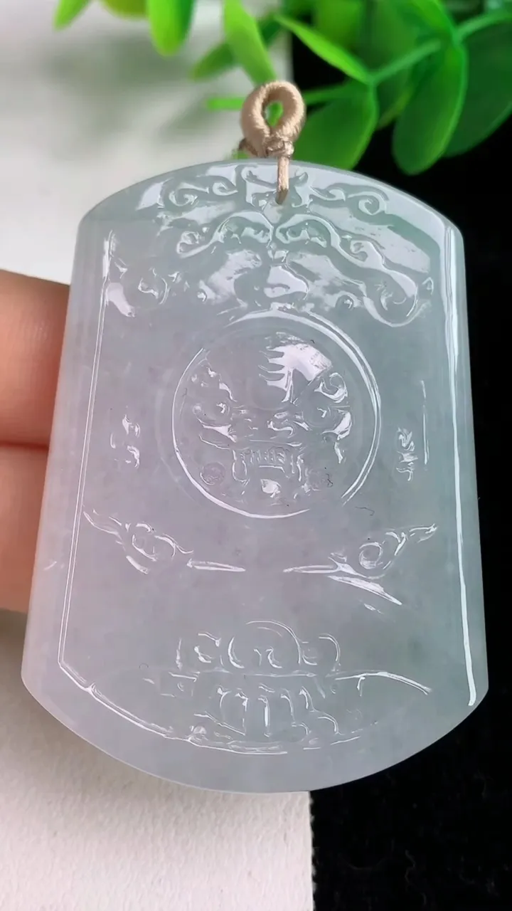天然A货翡翠飘花仿古无事牌吊坠，尺寸54-40-5，重量:30.38g
6月6日