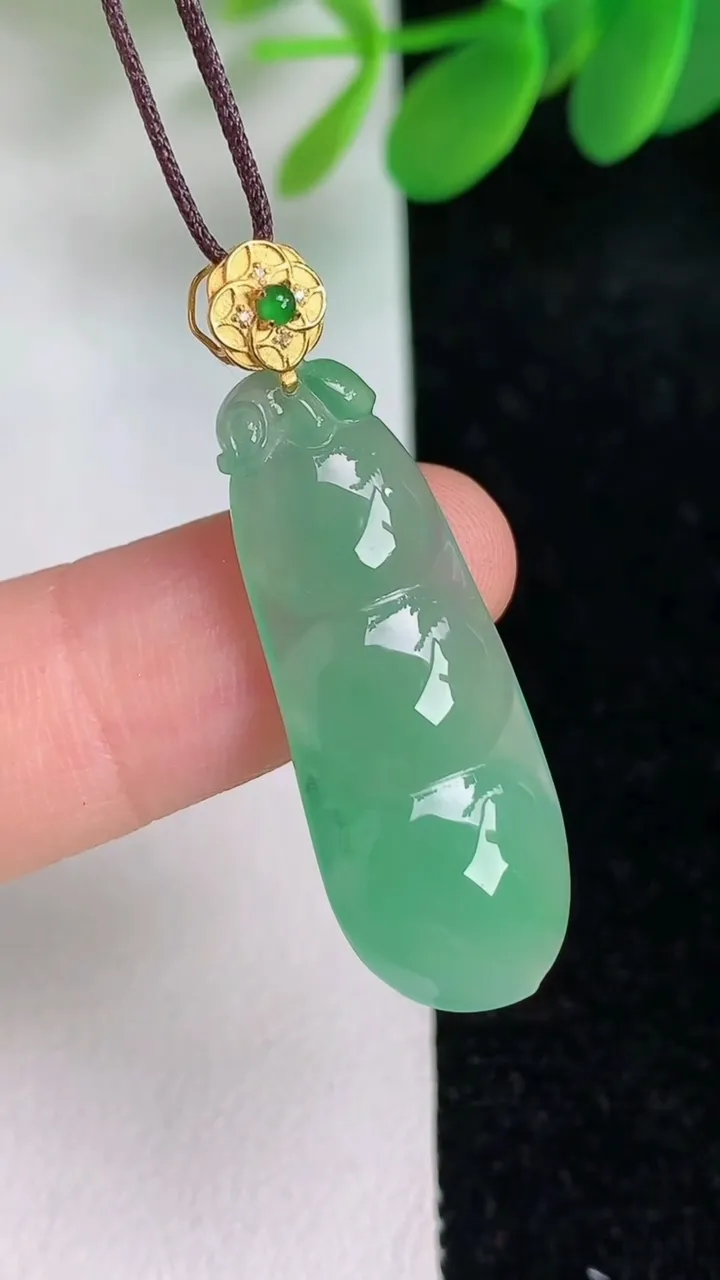 天然A货翡翠福豆吊坠，尺寸30.6-11.8-4，重量:3.25g
6月6日