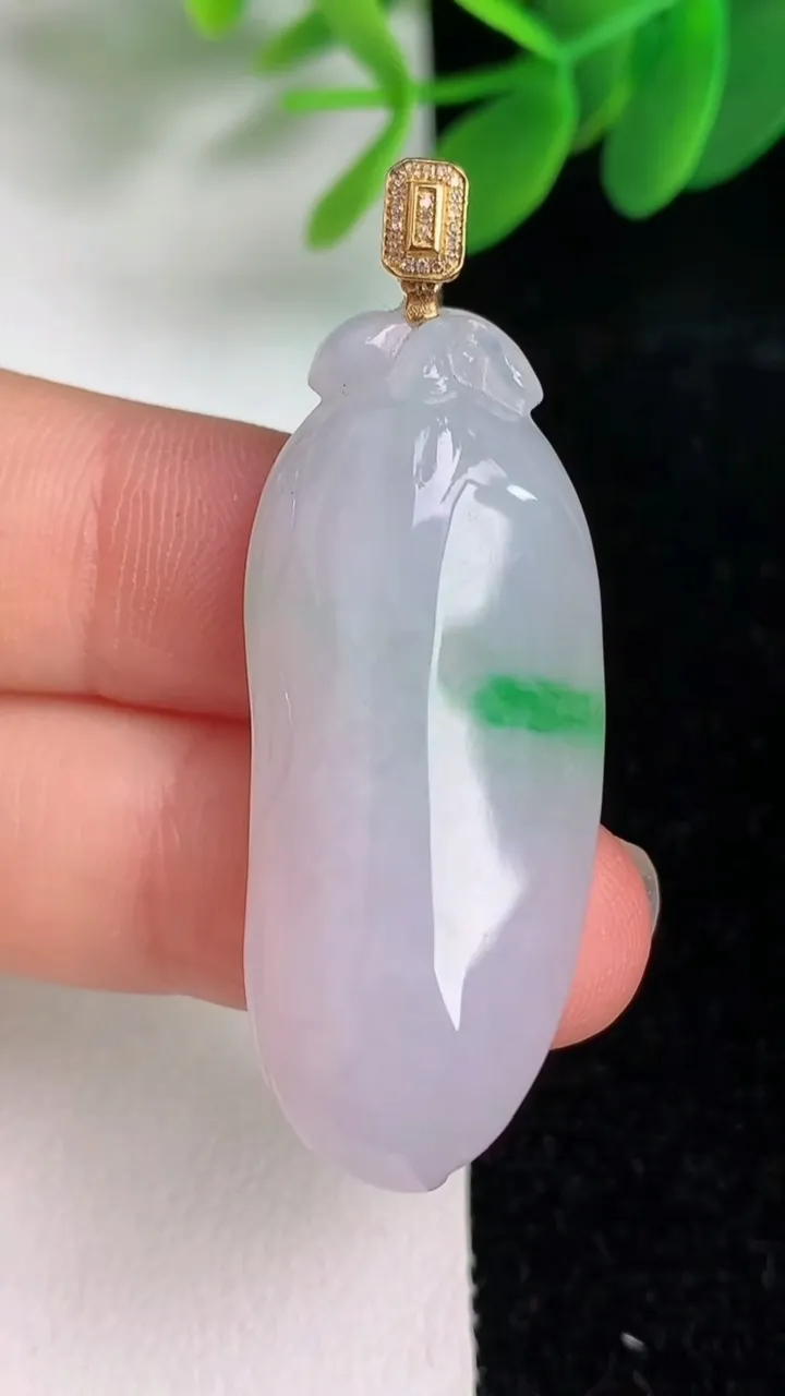 天然A货翡翠福瓜吊坠，尺寸40-16.6-8.6，重量:10.45g
6月6日