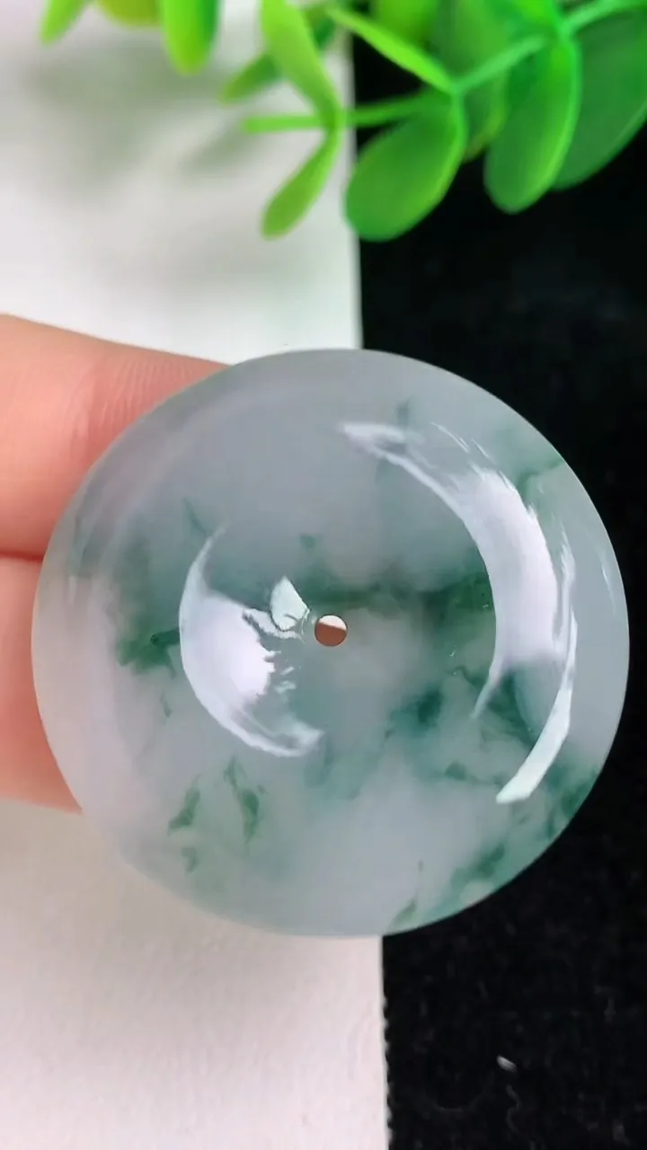 天然A货翡翠飘花平安扣吊坠，尺寸35.6-6.7，重量:17.10g
6月6日