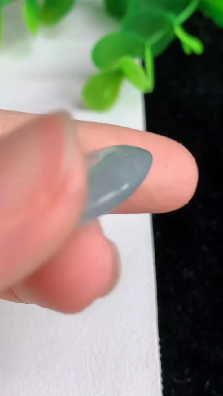 天然A货翡翠平安扣吊坠，尺寸25.4-5.5，重量:7.35g
6月6日