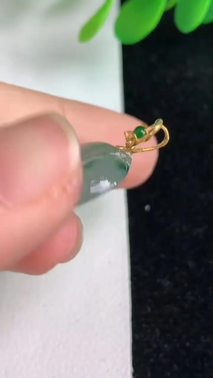 天然A货翡翠18k金飘花金枝玉叶叶子吊坠，尺寸35-19.7-3.8，重量:5.42g
6月6日