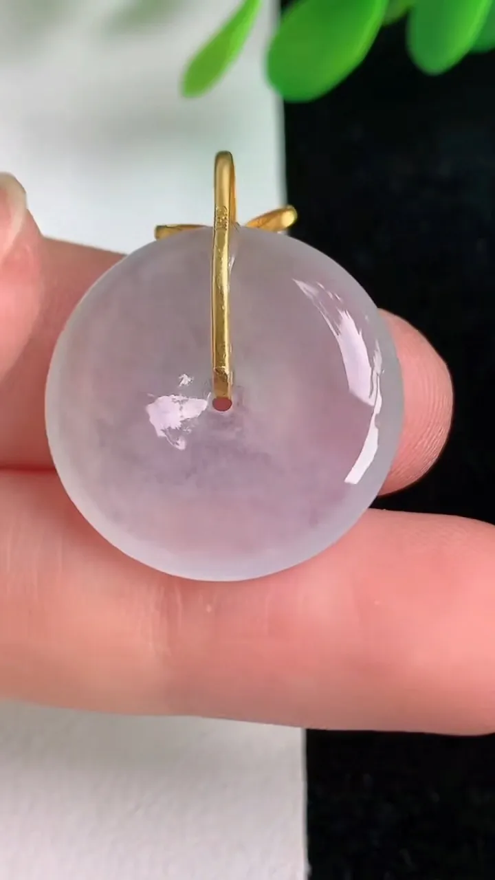 天然A货翡翠k金飘花平安扣吊坠，尺寸22-4，重量:4.32g
6月6日