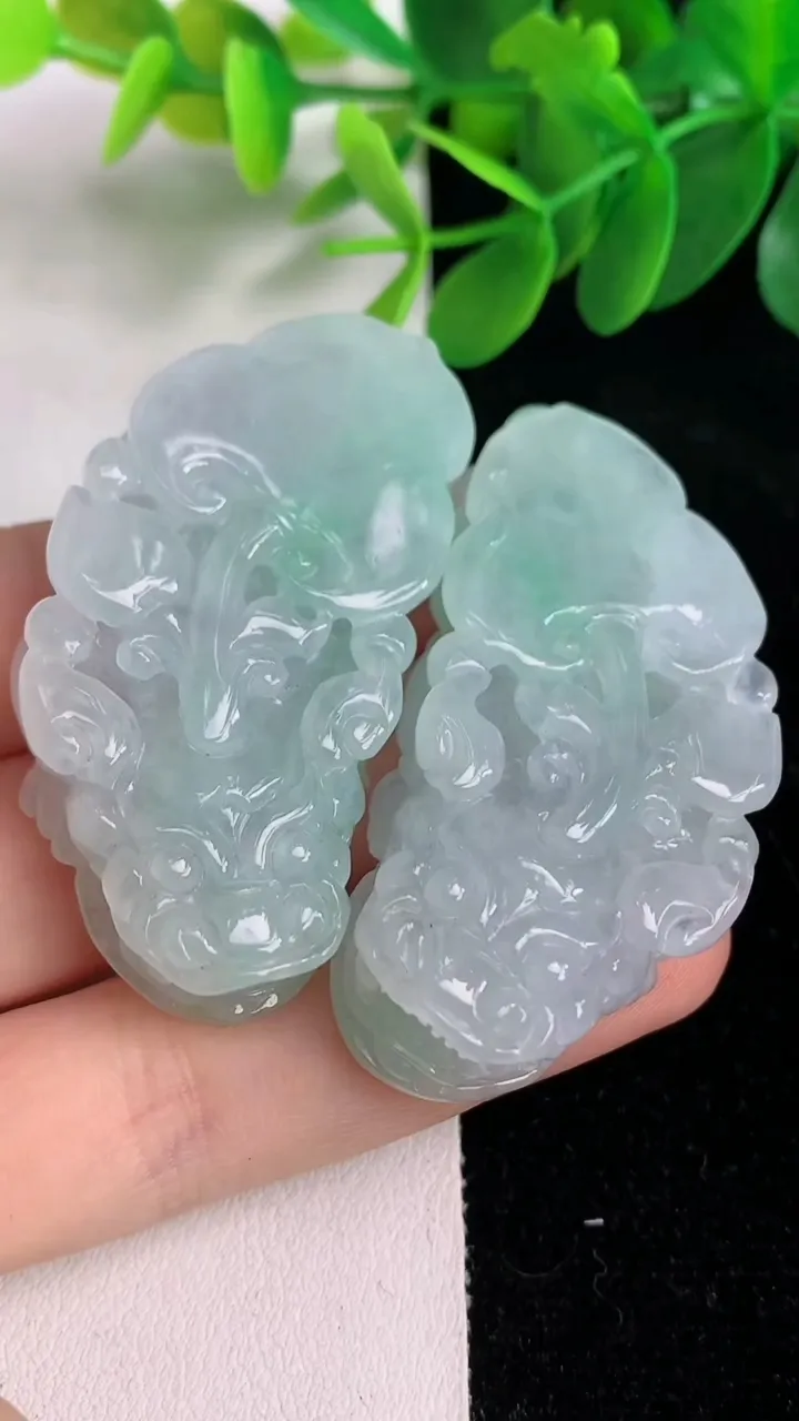 天然A货翡翠貔貅吊坠一对，尺寸50.6-24-11.6，重量:65.60g
6月6日