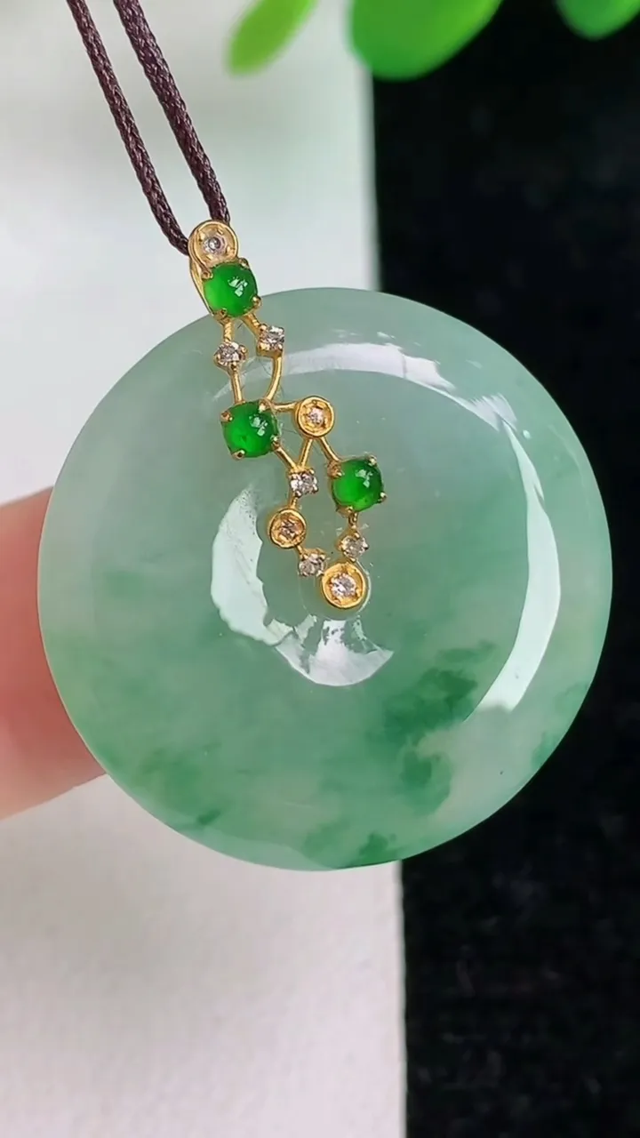 天然A货翡翠18k金飘花平安扣吊坠，尺寸24.6-4.6，重量:6.14g
6月6日