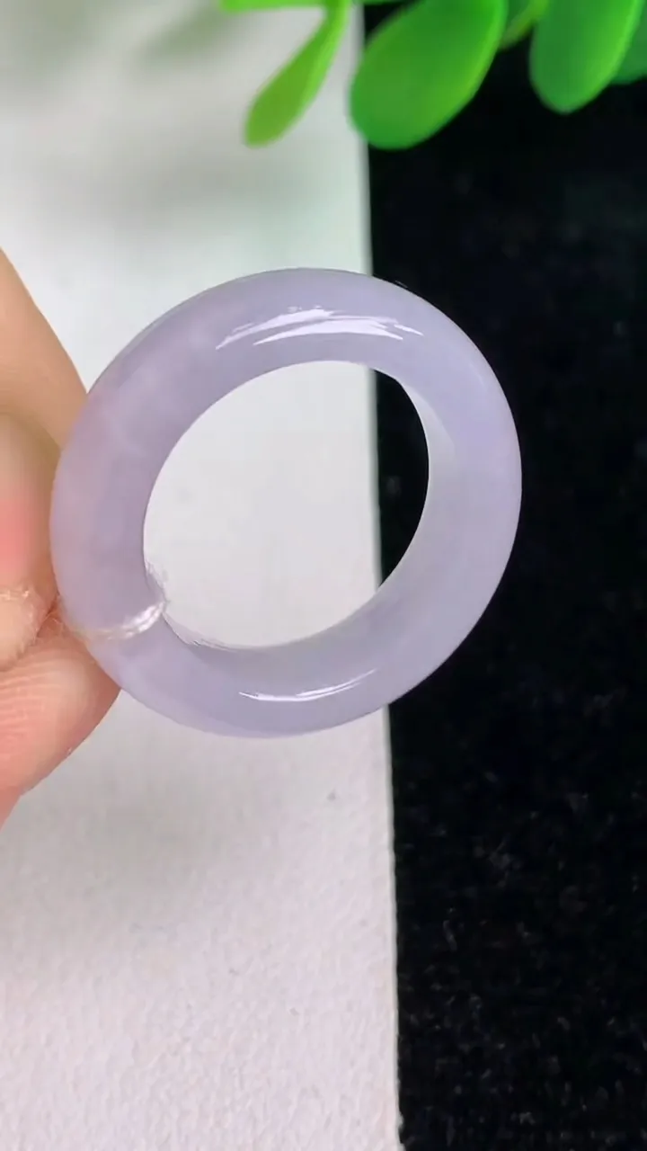 天然A货翡翠紫罗兰戒指指环，尺寸17.7-5.8-3.6，重量:4.56g2025年6月6日
工厂直销收藏佳品,种好水足，色泽均匀，有种有色，上手高大气！