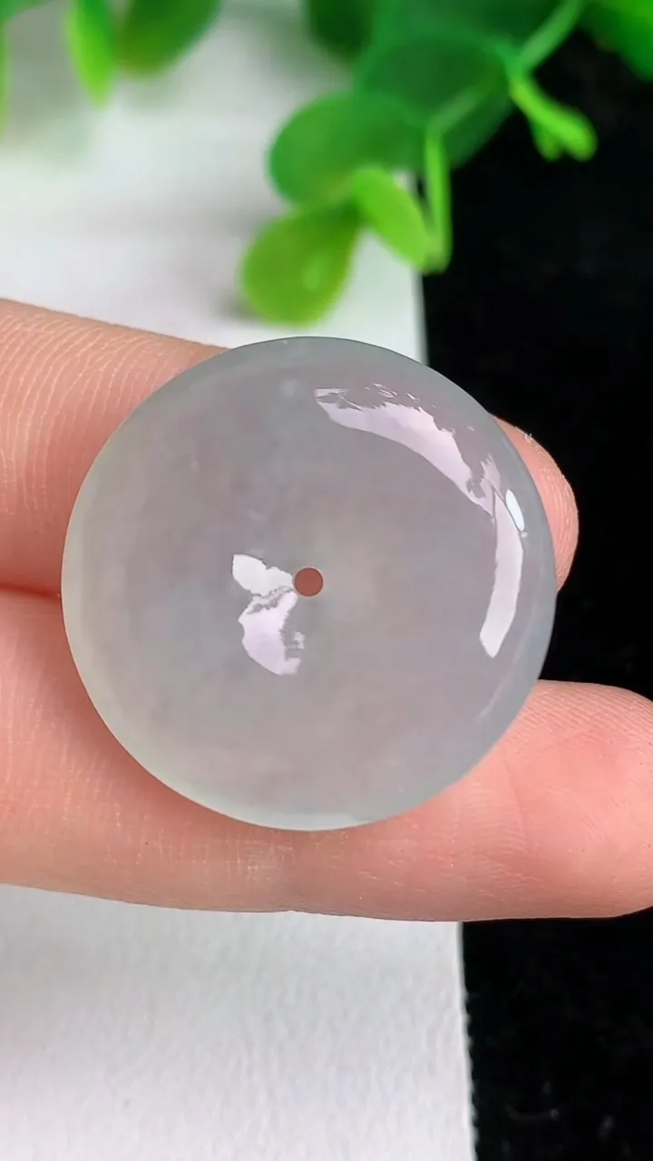 天然A货翡翠平安扣吊坠，尺寸25.4-5.5，重量:7.35g
6月6日