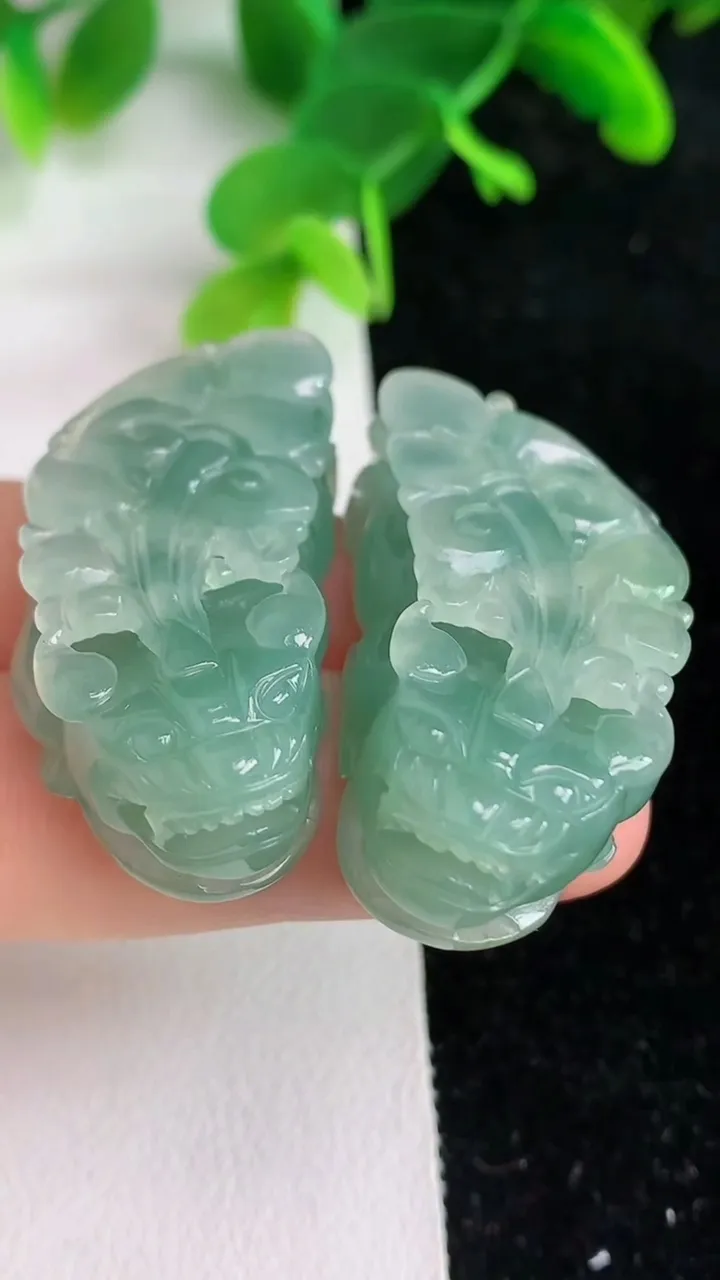 天然A货翡翠飘花貔貅吊坠一对，尺寸36.4-18.4-10.8，重量:31.15g
6月6日