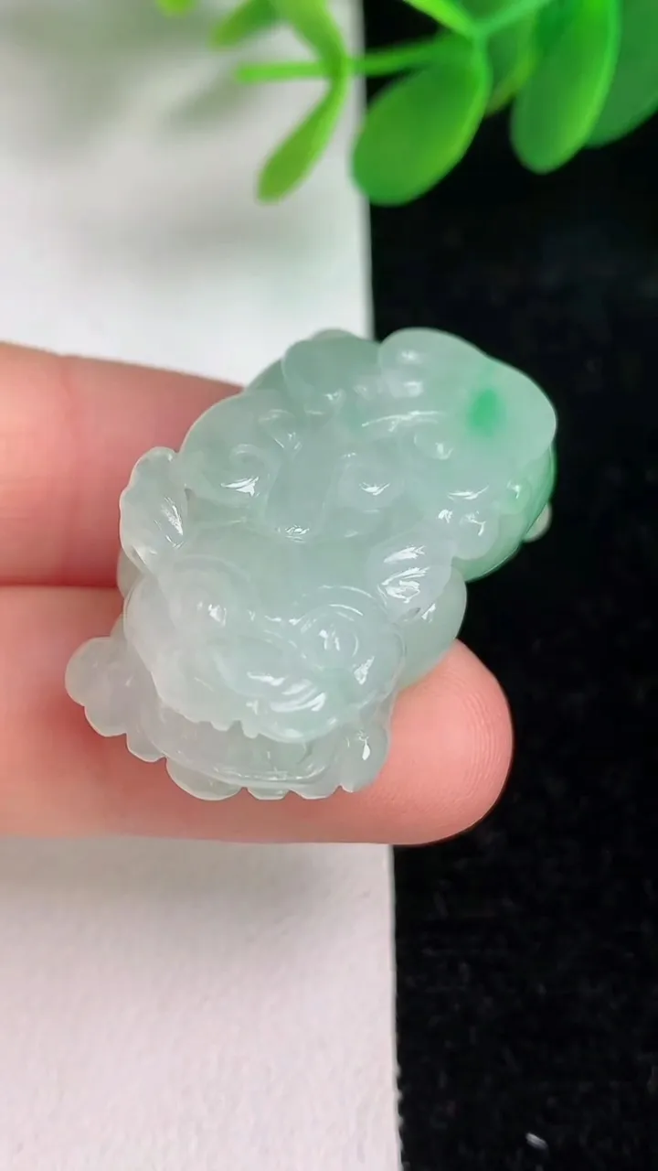 天然A货翡翠貔貅吊坠，尺寸33.6-19.3-12.2，重量:18.12g
6月6日