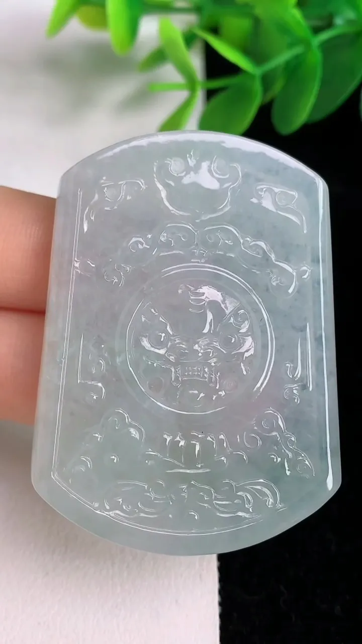 天然A货翡翠龙牌吊坠，尺寸52-38.4-4.4，重量:24.20g
6月6日
