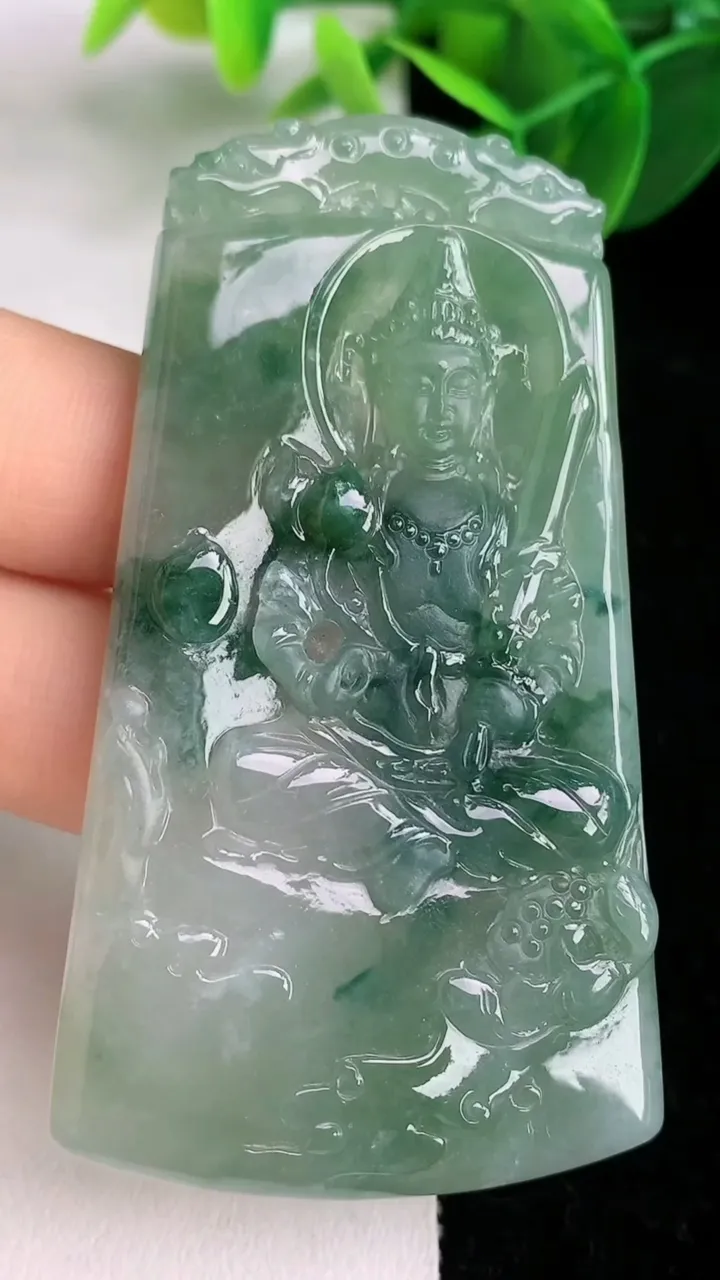 天然A货翡翠飘花文殊菩萨吊坠，尺寸66.5-36.8-5，重量:29.09g
6月6日