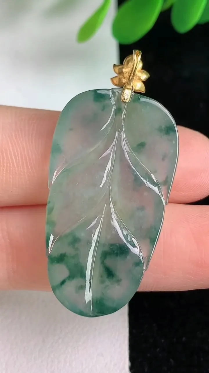 天然A货翡翠18k金飘花金枝玉叶叶子吊坠，尺寸35-19.7-3.8，重量:5.42g
6月6日