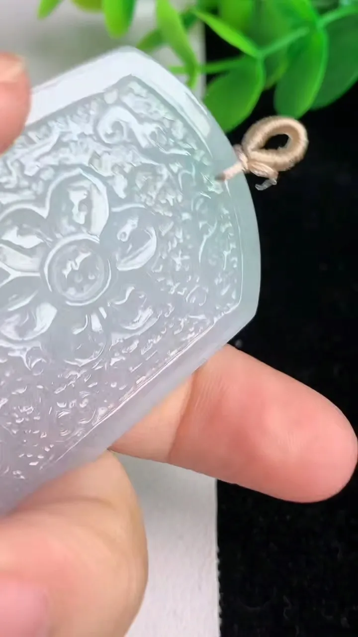 天然A货翡翠飘花仿古无事牌吊坠，尺寸54-40-5，重量:30.38g
6月6日