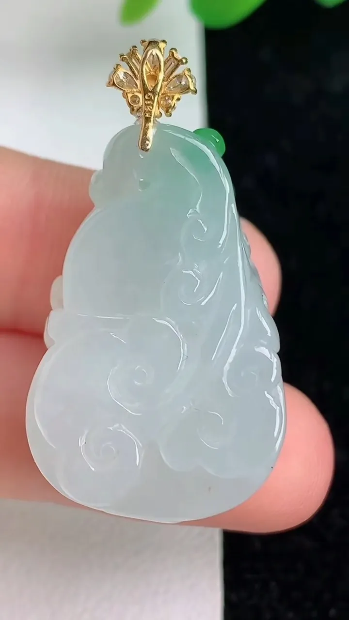 天然A货翡翠葫芦吊坠，尺寸28.4-19-12.3，重量12.46g
6月6日