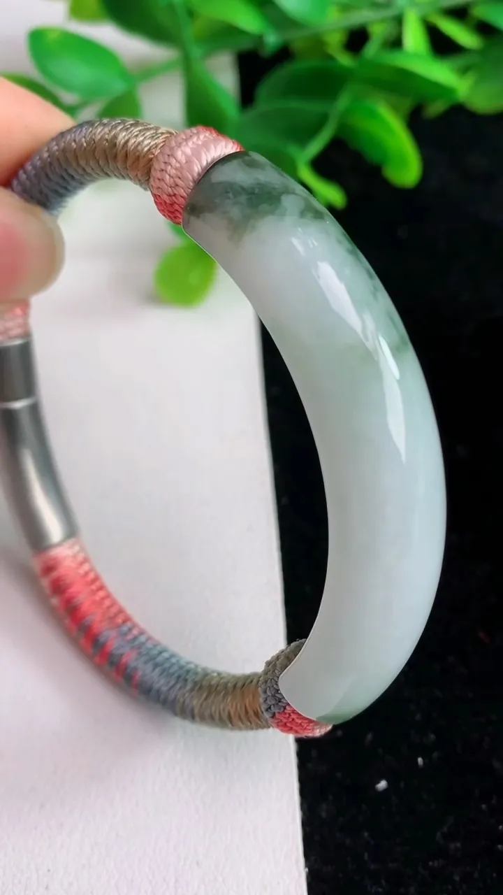 天然A货翡翠飘花手绳，尺寸57.3-12-8，重量:26.82g
6月6日