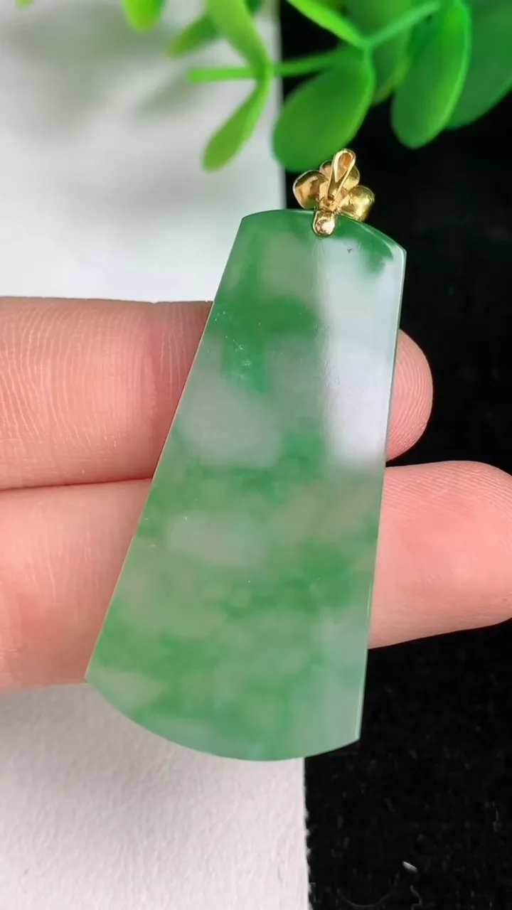 天然A货翡翠18k金飘花无事牌吊坠，尺寸41-20-3，重量:7.00g
6月6日