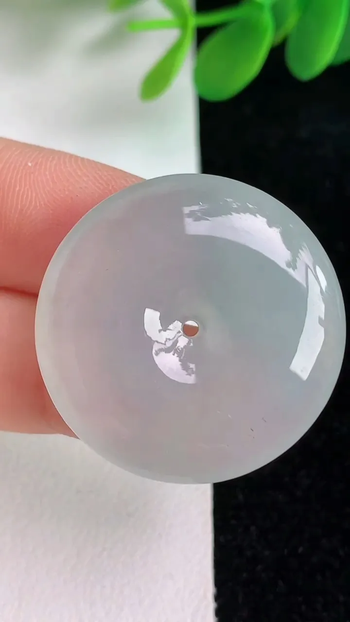 天然A货翡翠平安扣吊坠，尺寸28.8-5.5，重量:9.59g
6月6日