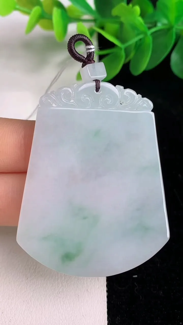 天然A货翡翠飘花仿古无事牌吊坠，尺寸51-40-3.7，重量:21.55g
6月6日