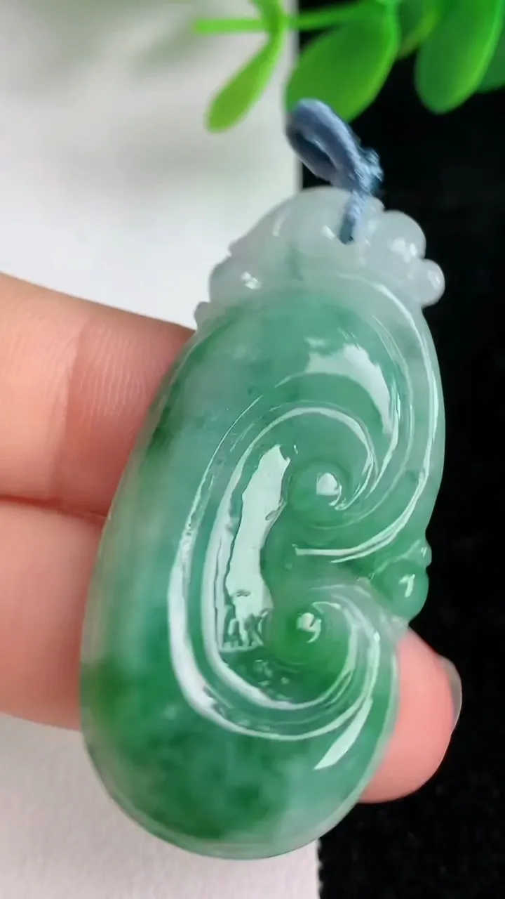 天然A货翡翠飘花如意吊坠，尺寸45-21-5.2，重量:9.61g
6月6日