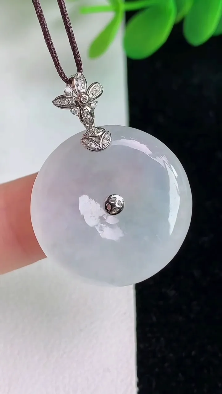 天然A货翡翠平安扣吊坠，尺寸23.2-4.7，重量:5.95g
6月6日