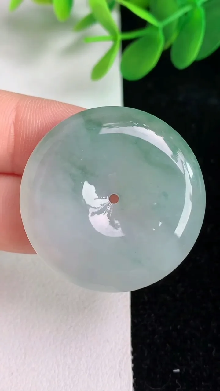 天然A货翡翠飘花平安扣吊坠，尺寸32.6-6，重量:13.44g
6月6日