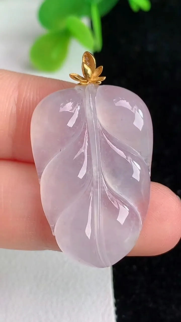 天然A货翡翠金枝玉叶叶子吊坠，尺寸30-20-4.2，重量:5.37g
6月6日
